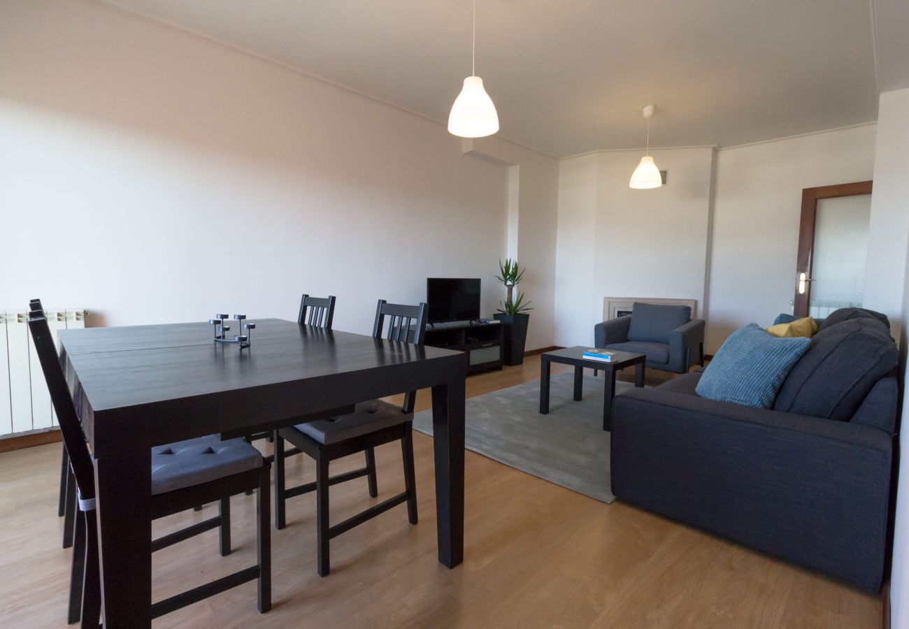 Apartment in Braga - Artur Bivar - T4 familiar junto ao parque desportivo da Rodovia - Braga