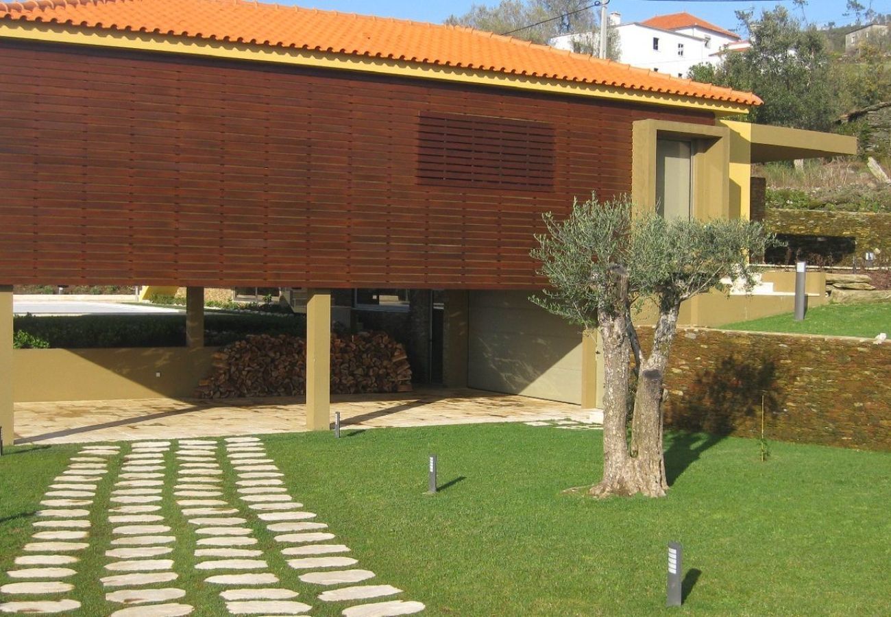 House in Caminha - Casa Campo da Eira by House and People
