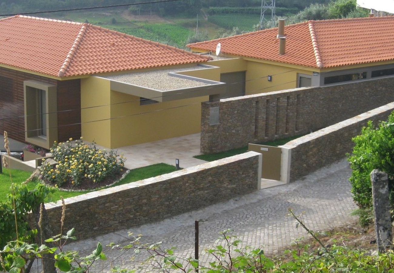 House in Caminha - Casa Campo da Eira by House and People